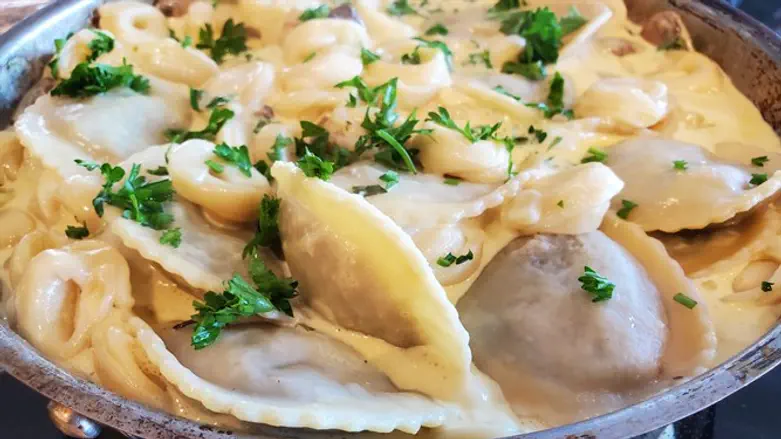 רביולי גבינה ברוטב שמנת פטרוזיליה