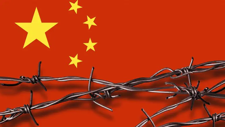 Китайский флаг и колючая проволока