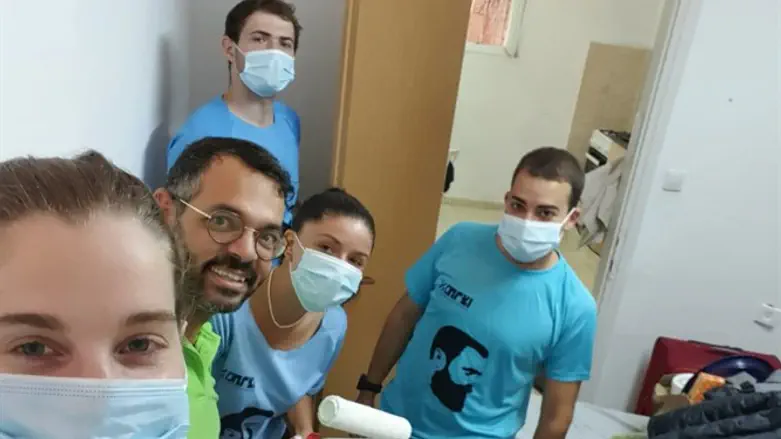 הסטודנטים במהלך צביעת בית של קשיש