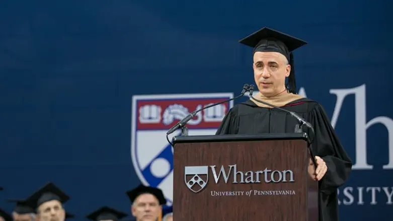 יורי מילנר בטקס הכתרת בוגרי וורטון ב-2017