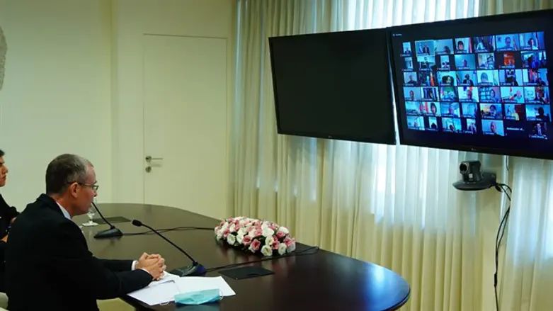 לוין בשיחה עם הדיפלומטים