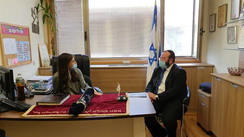 ינקלביץ' עם ספר התורה