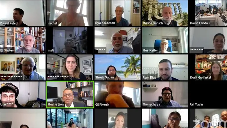 ליאון בשיחה עם הגמלאים