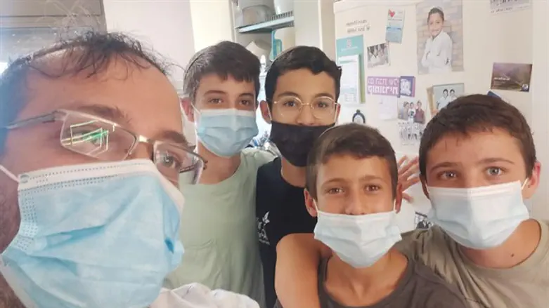 הרב רועי שער בביקור אצל תלמידיו בעלי זהב