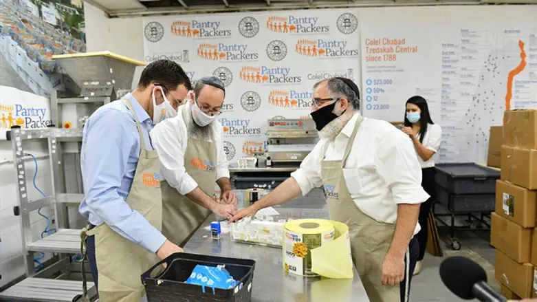 Itzik Shmuli helps pack the food