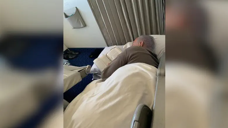 Нетаньяху спит. Самолет летит