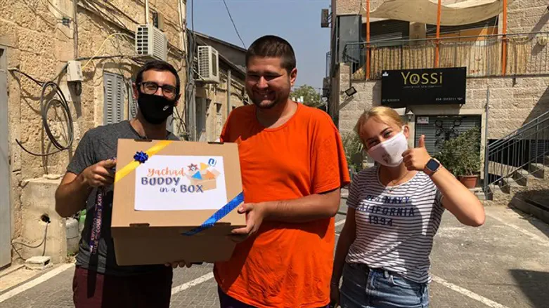 חלוקת 'Buddy un a Box'