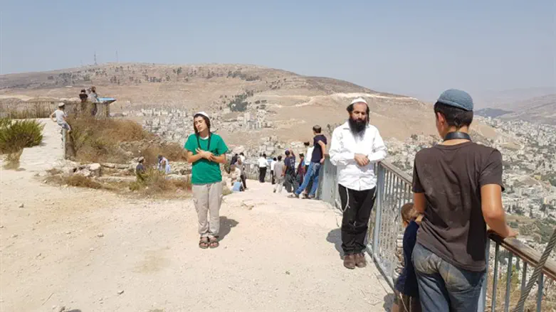 מתפללים במצפה יוסף