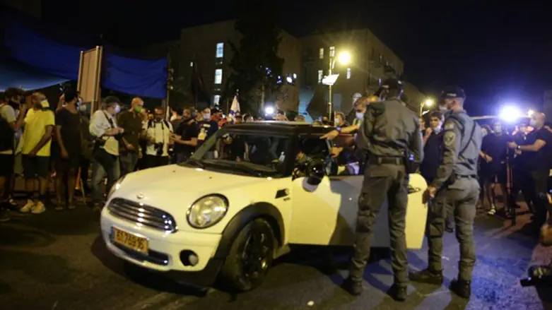 שוטרים ליד הרכב החשוד