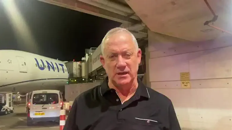 Бени Ганц перед вылетом в США