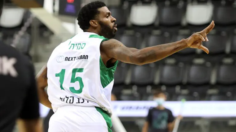 סמית'. כאילו לא עזב