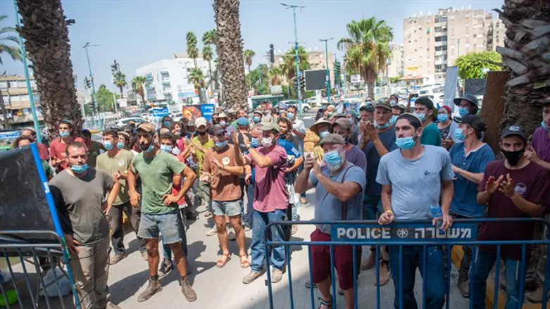 חבריו של איתן זאב בהפגנת תמיכה בו