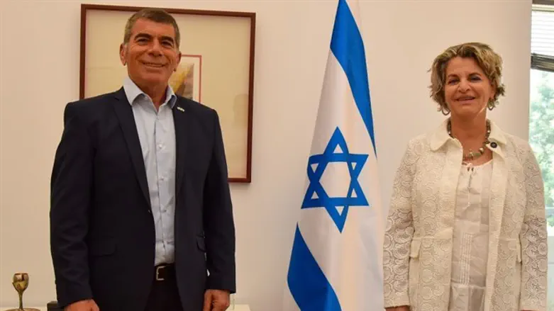 אמירה אורון עם שר החוץ אשכנזי