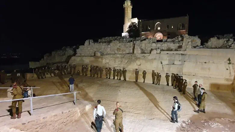 סיור סליחות בקבר שמואל הנביא