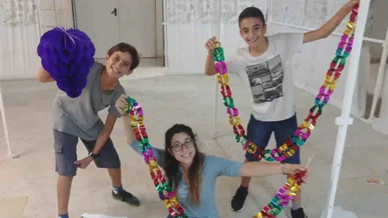 נוער צופים בונה "סוכות זהב"
