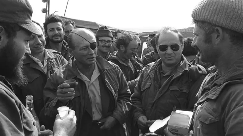 משה דיין עם חיילי צה"ל במלחמת יום הכיפורים