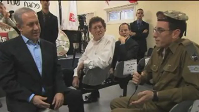 נתניהו בביקורו בבסיס.