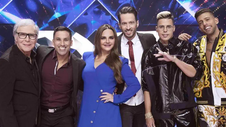 הזמר במסכה. קשת 12