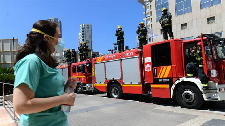 Israeli firefighters applaud medical staff battling coronavirus 