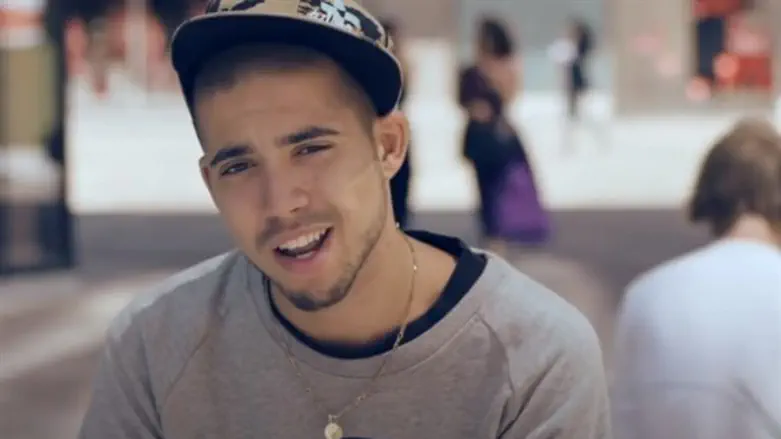 Insayno sings in a video clip from 2013 in Amsterdam