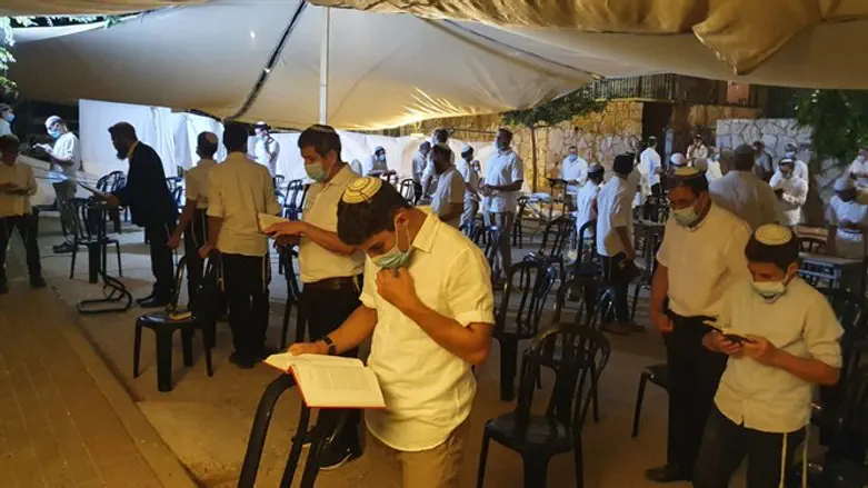 תפילה בחוץ ברחלים