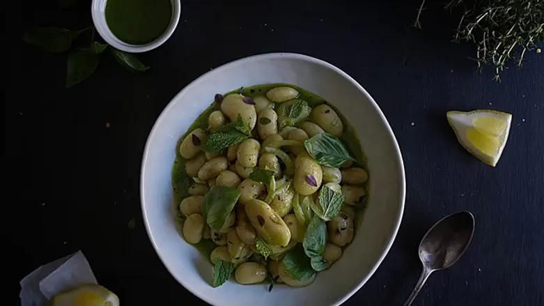 סלט שעועית ועשבי תיבול