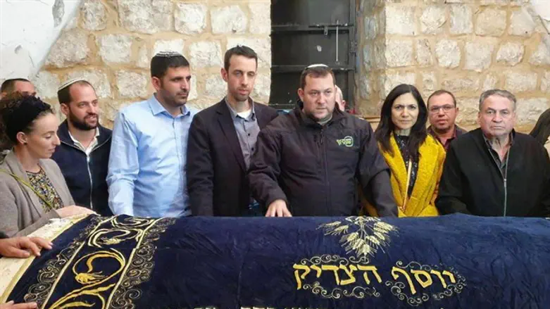 Йоси Даган у гробницы Йосефа Праведного в Шхеме