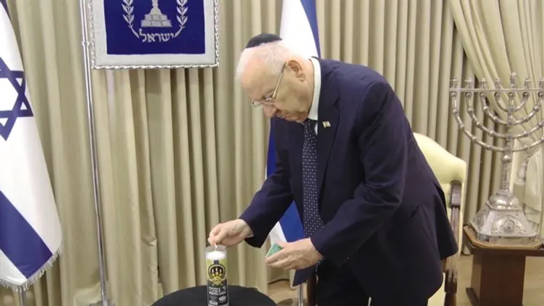 ריבלין מדליק נר נשמה לזכר נספי הקורונה