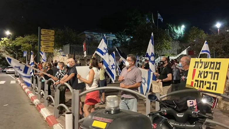 demonstration outside Gantz's house