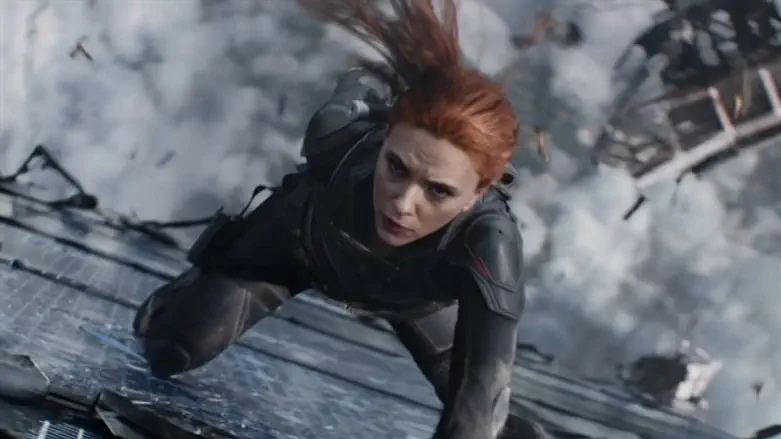 סקרלט ג'והנסון בתפקיד האלמנה השחורה