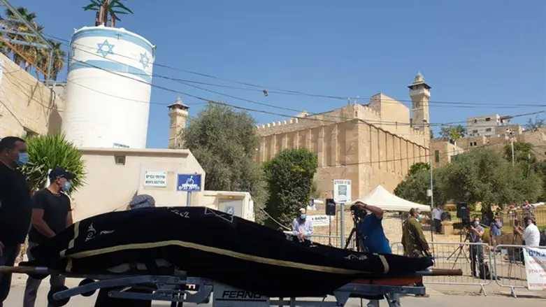 הלווית הרבנית מרים לוינגר ז"ל ליד מערת המכפלה