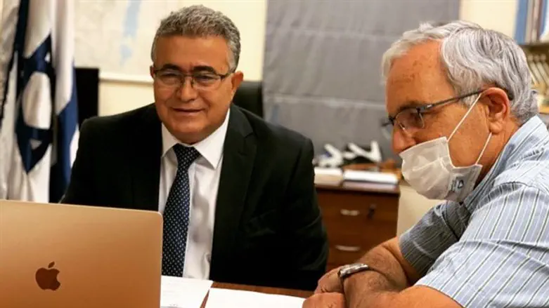 פרץ בשיחה עם השר האמירתי