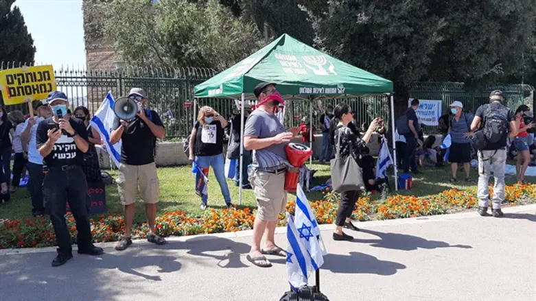 Левые протестуют