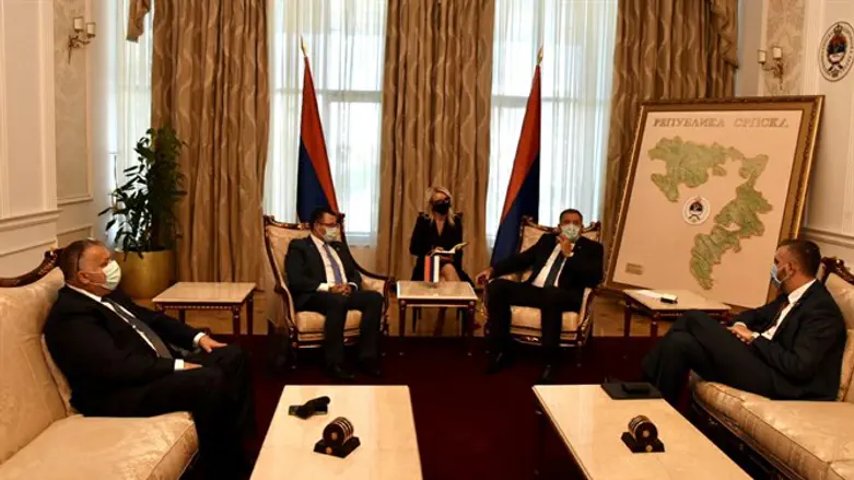 מימין: רועי שפשניק, נשיא בוסניה מילורד דודיק, שר החינוך והמדע סרדן רייצ'ביץ