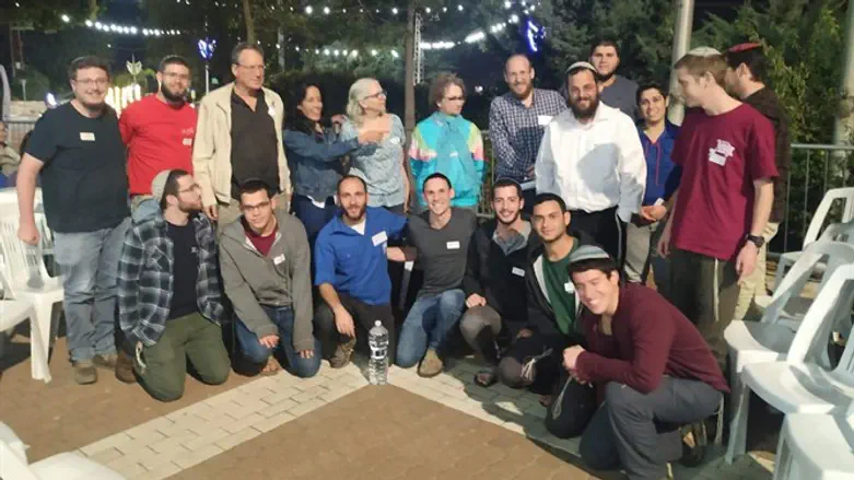 תלמידי הישיבה וחברי הקיבוץ