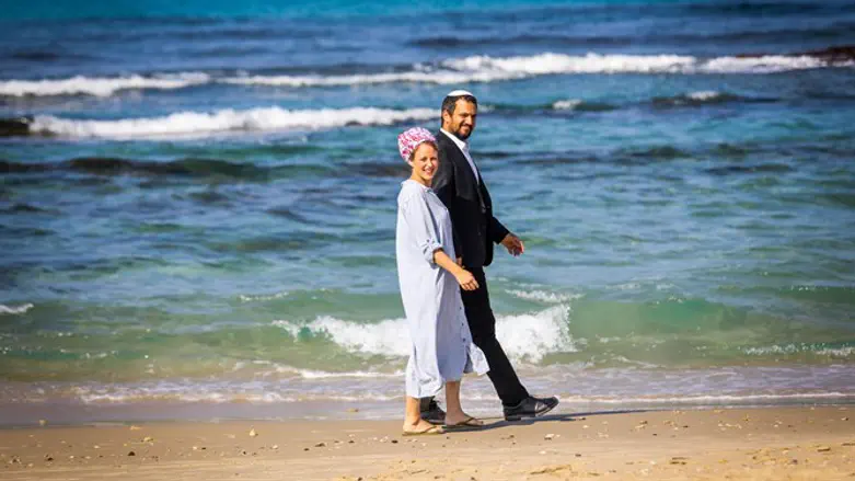 הרב עוזי וליאורה לויאן בחוף קיסריה