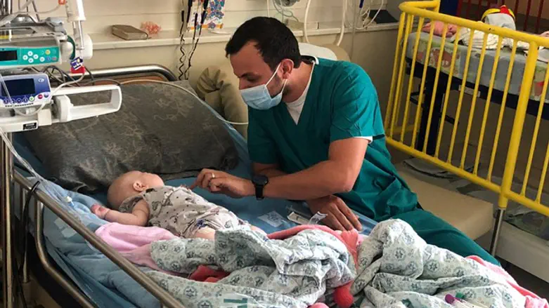 ליבא התינוקת עם ד״ר מוחמד יעקוב אבו סעוד