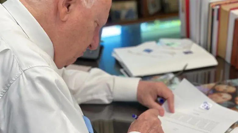 Rivlin signing the order