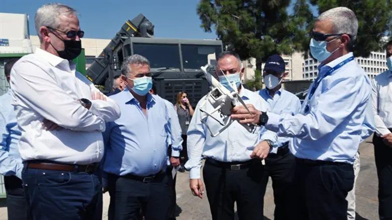 השרים גנץ ופרץ במהלך הסיור