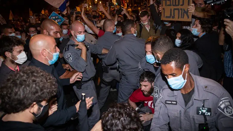 "אנחנו יודעים על שוטרים שנדבקו במהלך אכיפה בשטח פתוח". שוטרים מול מפגינים בבלפור