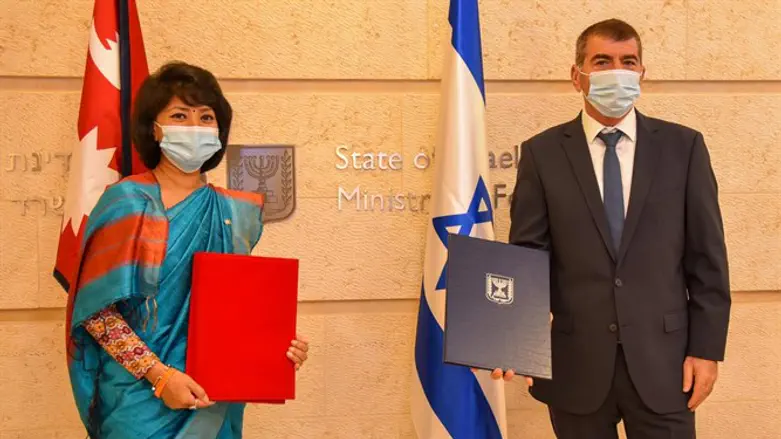 שר החוץ גבי אשכנזי בחתימת ההסכם