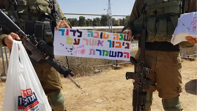 מחזקים את החיילים בגוש עציון