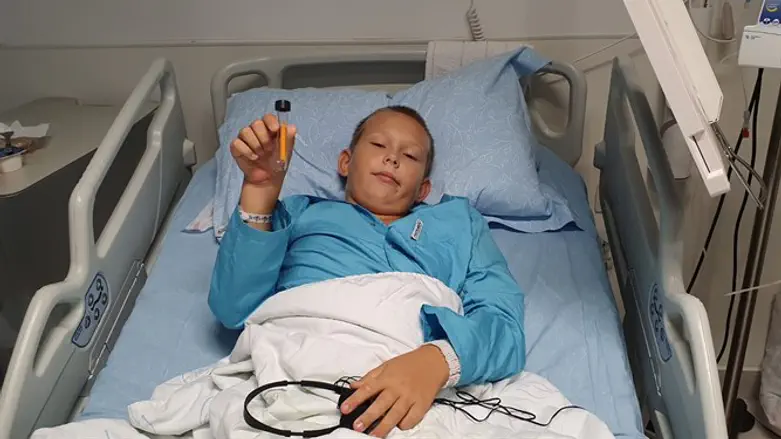 הילד קיריל עם העיפרון שהוצא מרגלו