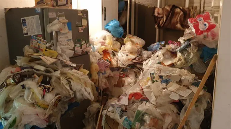 שכבה לבדה ימים רבים