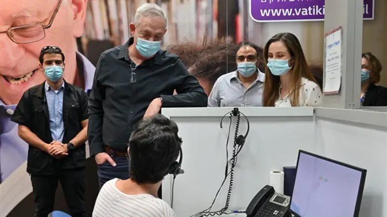 מירב כהן ובני גנץ במשרד לאזרחים ותיקים