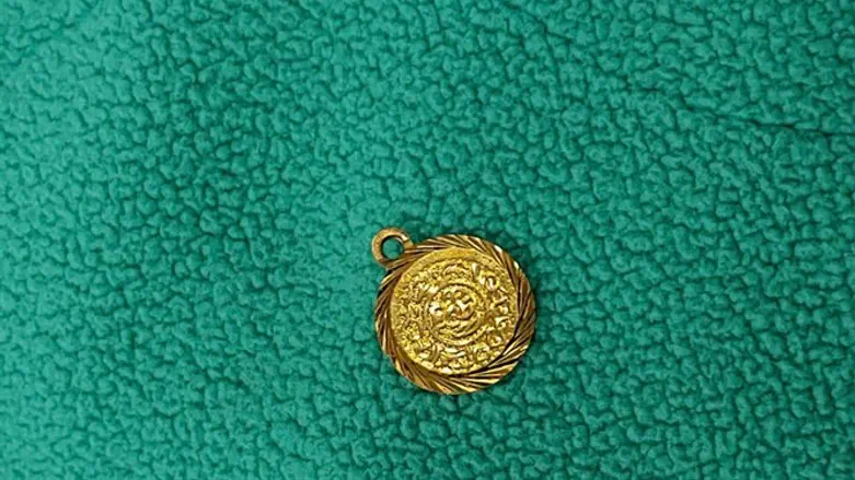 התליון שהוצא מגופו של התינוק