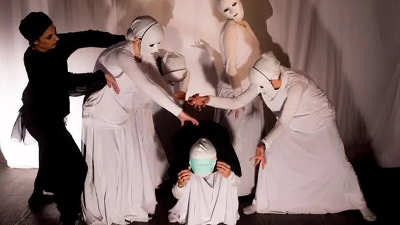 נכנסות לבתים