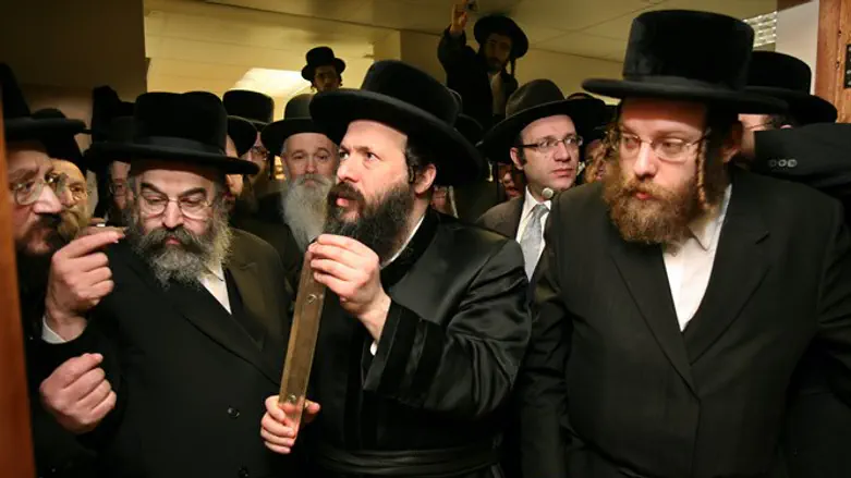 Rabbi Mordechai David Unger, center, in 2007