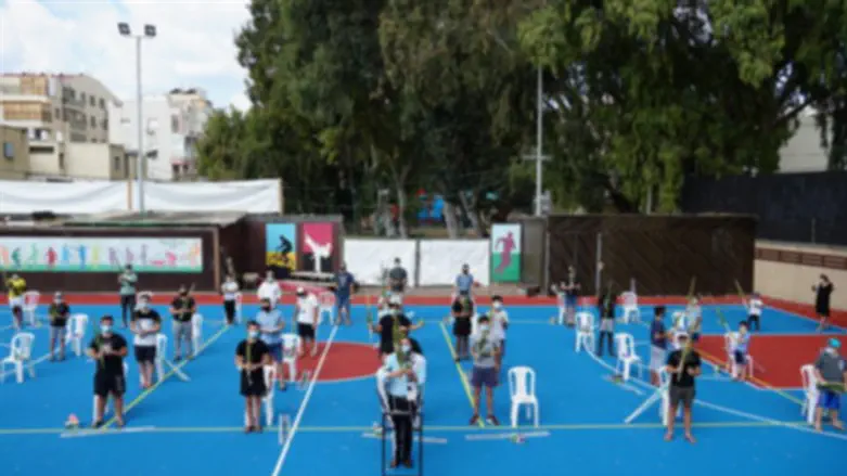 סוכות במסיכות