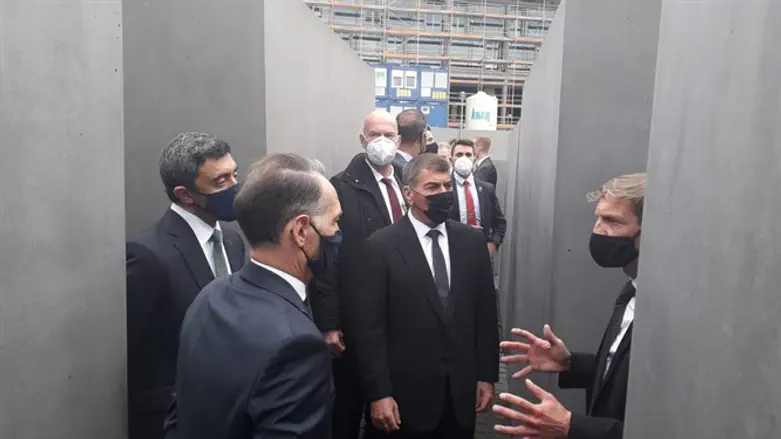 שרי החוץ באנדרטת השואה